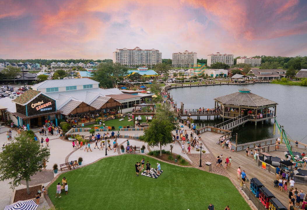 5 minutes to Barefoot Landing!